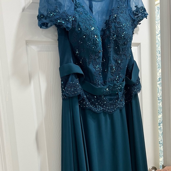 Beautiful dress for any formal occasion - Picture 2 of 8